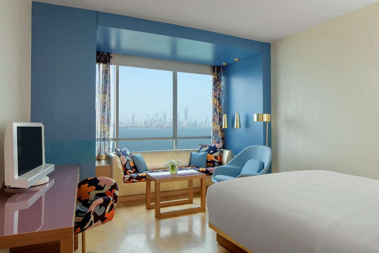 Symphony Style Hotel Kuwait Salmiya Exterior foto A room at the hotel