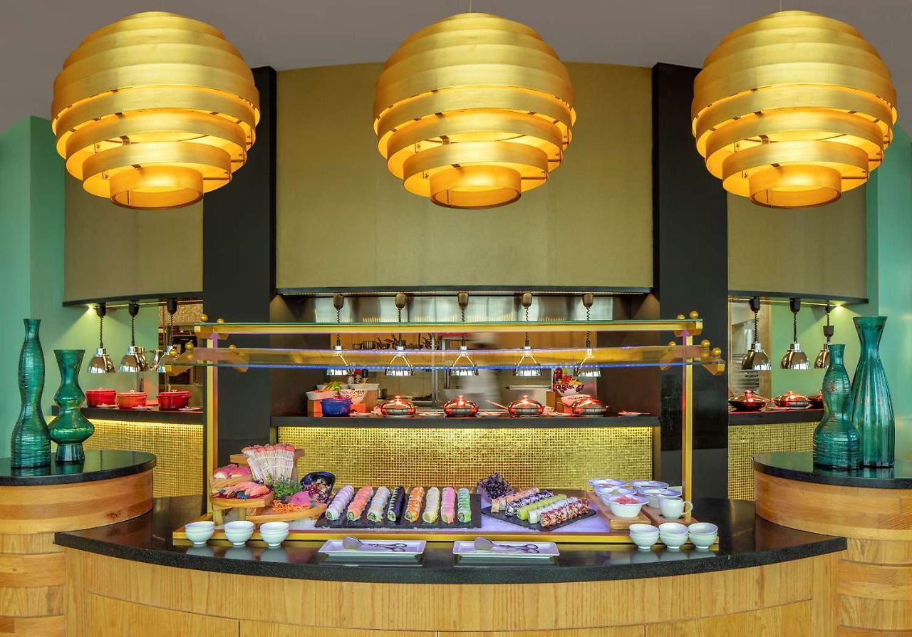 Symphony Style Hotel Kuwait Salmiya Exterior foto The buffet at the restaurant