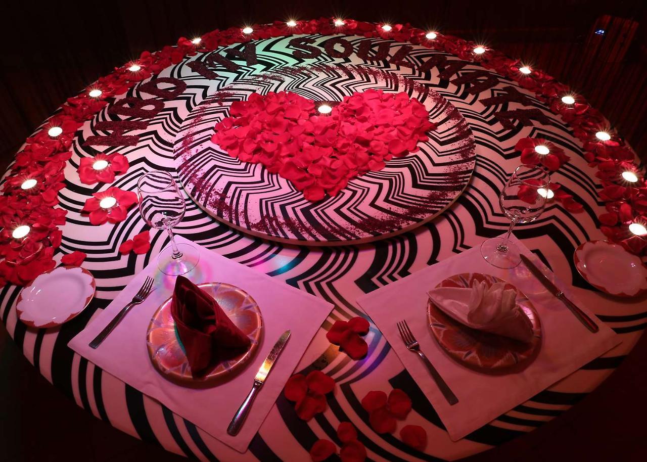 Symphony Style Hotel Kuwait Salmiya Exterior foto A table at the restaurant