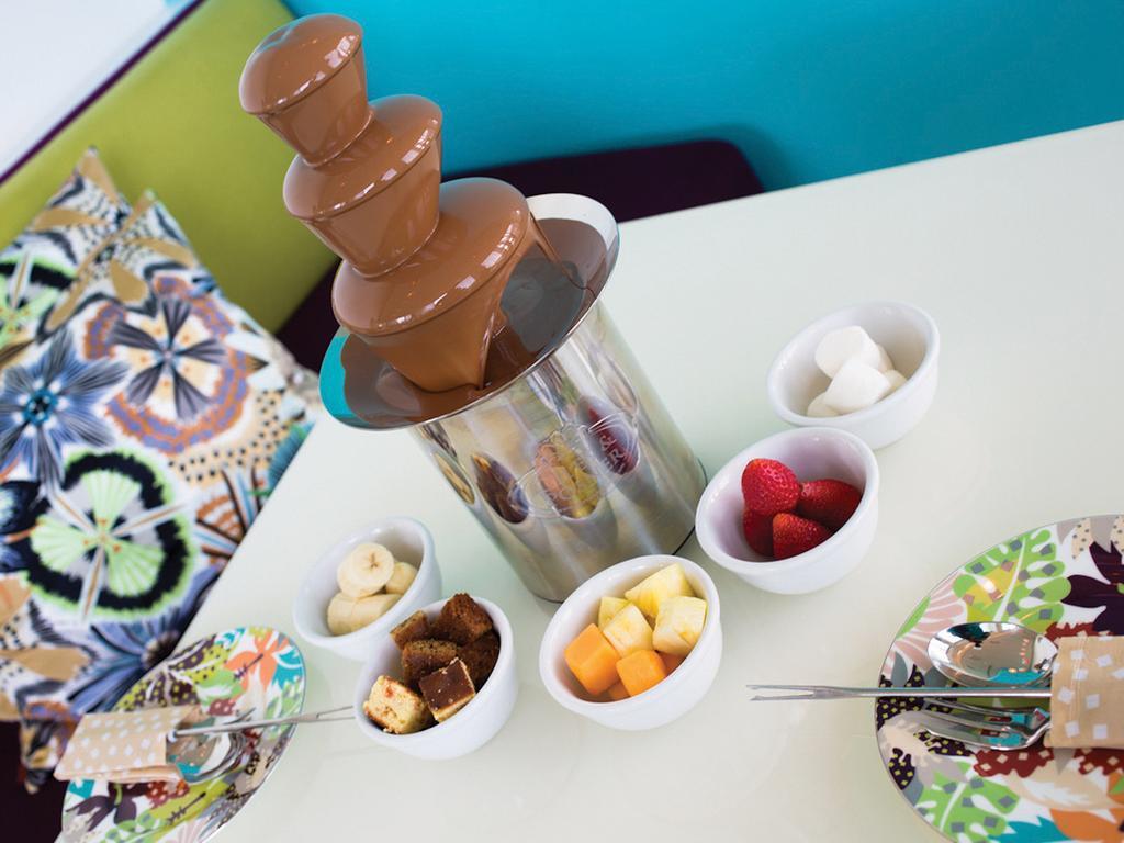 Symphony Style Hotel Kuwait Salmiya Exterior foto A chocolate fountain
