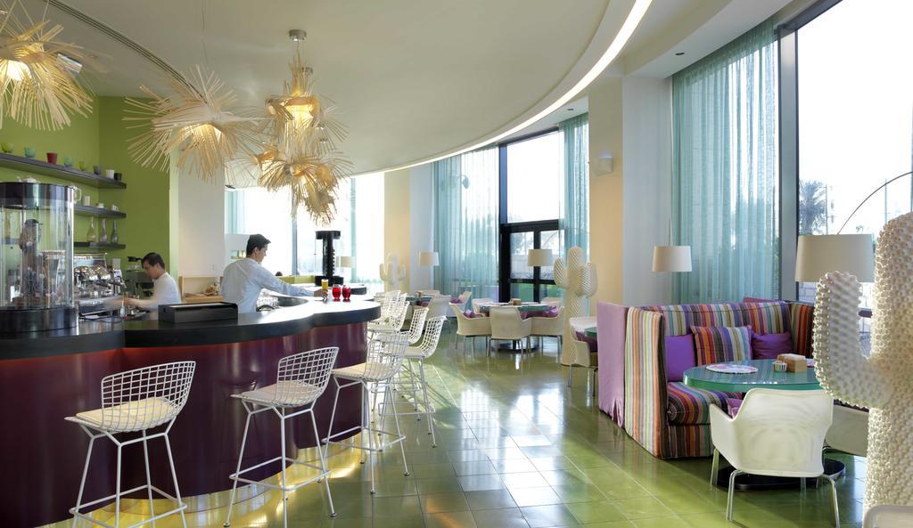 Symphony Style Hotel Kuwait Salmiya Exterior foto The bar at the Standard East Village