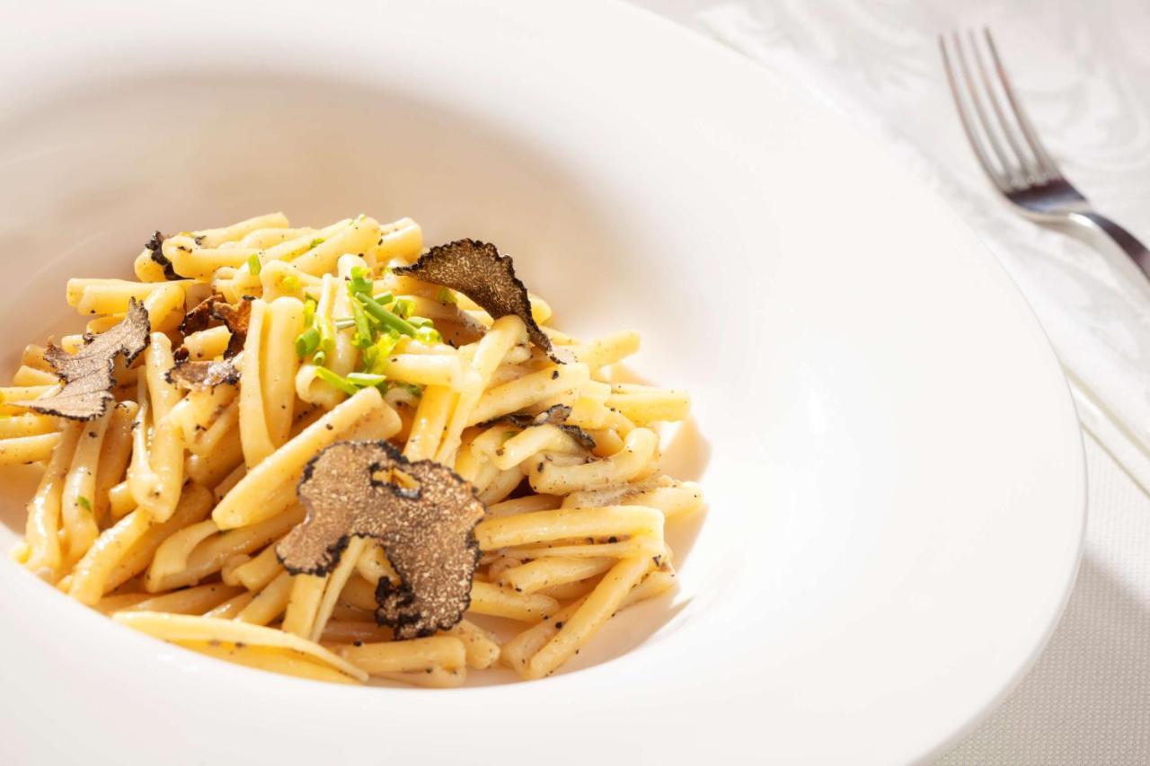 Symphony Style Hotel Kuwait Salmiya Exterior foto Tagliolini with black truffle