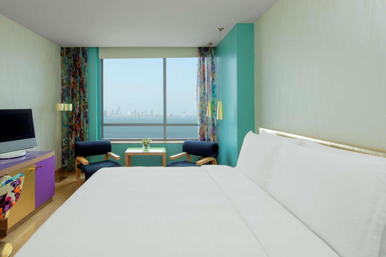 Symphony Style Hotel Kuwait Salmiya Exterior foto A room at the hotel