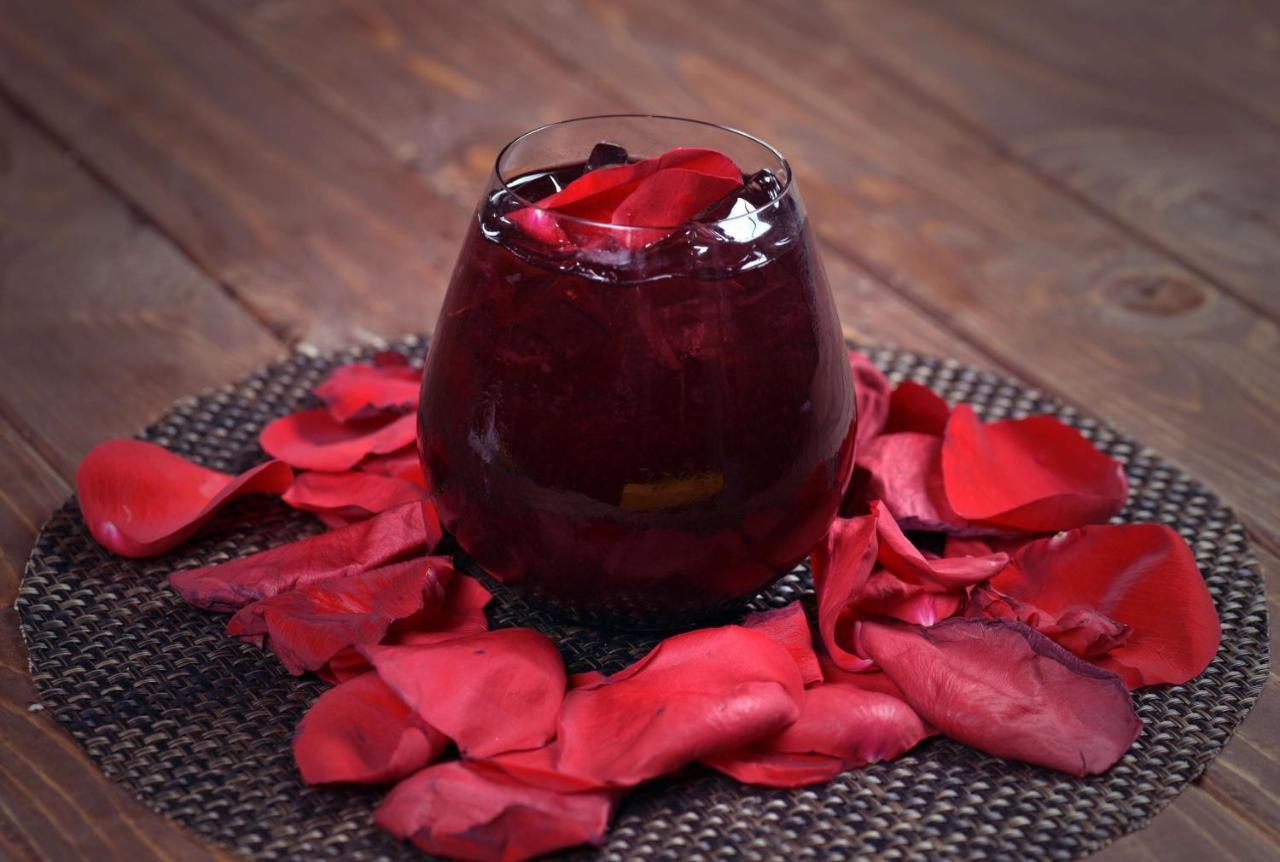 Symphony Style Hotel Kuwait Salmiya Exterior foto A glass of pomegranate juice